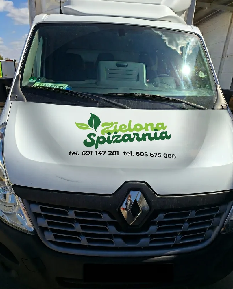 Bus dostawczy Zielonej Spiżarni z firmowym logo i numerami telefonów